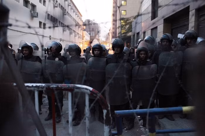 Lực lượng cảnh sát được huy động người một nhiều hơn để đối phó với tình hình ngày càng leo thang, các chướng ngại vật dây thép gai được dựng ngày một dày hơn trên các đường phố.