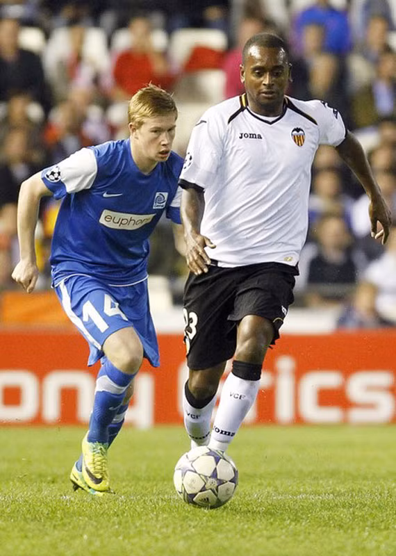 Còn trẻ, nhưng De Bruyne đã có ảnh hưởng của một thủ lĩnh ở Genk. Trong trận đấu cuối cùng của Genk ở Champions League trước Valencia, De Bruyne uể oải hơn bao giờ hết, anh đã nản với việc phải gánh vác trách nhiệm trong một đội bóng trung bình. Và khi De Bruyne bỏ cuộc, Genk từ một đội bóng trung bình biến thành một đội bóng tồi.