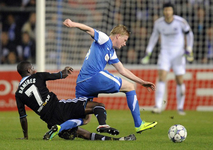 Kevin De Bruyne có mẹ là người Anh gốc, cha vẫn đang sống ở London. De Bruyne hay đến London để nghỉ Giáng sinh cùng gia đình. Đây là một điều kiện tốt để anh gắn bó lâu dài với Chelsea và tránh được căn bệnh nhớ nhà mà nhiều cầu thủ khác gặp phải, trong đó có Carlos Tevez. Kevin De Bruyne có mẹ là người Anh gốc, cha vẫn đang sống ở London. De Bruyne hay đến London để nghỉ Giáng sinh cùng gia đình. Đây là một điều kiện tốt để anh gắn bó lâu dài với Chelsea và tránh được căn bệnh nhớ nhà mà nhiều cầu thủ khác gặp phải, trong đó có Carlos Tevez.