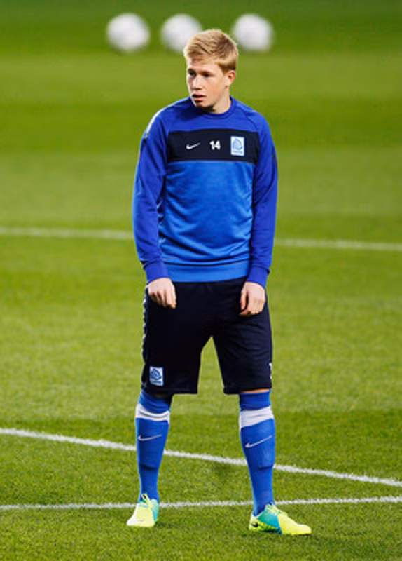 Hợp đồng của De Bruyne sẽ kéo dài tới 2017. Nhưng trước hết, anh sẽ trở lại thi đấu cho Genk cho tới hết mùa bóng để sẵn sàng cho Premier League. Theo báo chí Bỉ, De Bruyne có thể đã đến London từ hè 2011 nếu như Genk không tìm cách ngăn cản vì muốn bán với giá cao hơn.