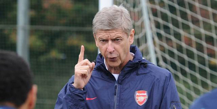 3. Trong khi tỏ ra khỏe khoắn về khía cạnh tài chính, Arsenal lại không có được không khí như thế trong phòng thay đồ. Sau trận thua 0-4 trước Milan, Wenger đã cho hủy gần hết mọi cuộc họp báo tổ chức ở sân tập của đội và bày tỏ thái độ giận dữ mà theo một cầu thủ thì “chưa bao giờ ông ấy lại tức giận như thế”. Kế hoạch dưỡng quân ở trận đấu với Sunderland trong khuôn khổ FA Cup sắp diễn ra đã bị hủy bỏ, thay vào đó tất cả các trụ cột sẽ ra sân và phải thắng để lấy lại tinh thần. Riêng đội trưởng Robin Van Persie vẫn có thể sẽ được nghỉ vì Wenger coi trọng giải Ngoại hạng hơn.