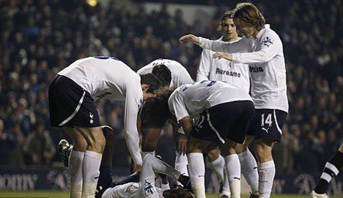 4. Tottenham đang sắp sửa trở thành CLB mới nhất rơi vào tay các ông chủ Mỹ. Gã khổng lồ của làng giải trí Mỹ AEG vừa đưa ra một đề nghị mua lại đội bóng Bắc London với giá 450 triệu bảng. Chủ sở hữu của AEG, ông Philip Anschutz có trong tay gia sản được ước tính vào khoảng 4,4 tỷ bảng. Sức mạnh tài chính của ông sẽ giúp Tottenham có thêm tiền để chiêu mộ ngôi sao. Ngoài ra AEG đang nắm khá nhiều nhà thi đấu và sân vận động có tên tuổi trong lãnh thổ nước Anh, do đó sự có mặt của họ sẽ giúp tiến độ xây dựng sân đấu mới ở Northumberland Park được đẩy nhanh.