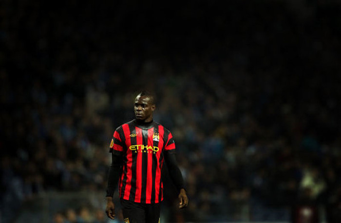 5. Man City vừa báo cáo về hành động phân biệt chủng tộc của các khán giả Porto trong trận đấu ở Europa League vừa diễn ra. Dù HLV trưởng Roberto Mancini cho biết cá nhân mình không nghe thấy gì bất thường, Mario Balotelli đã phàn nàn với các trọng tài vì thái độ kì thị của khán giả chủ nhà, đặc biệt là những tiếng la ó hết sức rõ ràng khi anh được thay ra ở phút 78. Hiện UEFA đã bắt đầu tiến hành điều tra và họ sẽ có những biện pháp mạnh để trừng trị Porto trong bối cảnh vấn nạn phân biệt màu da đang lan rộng.