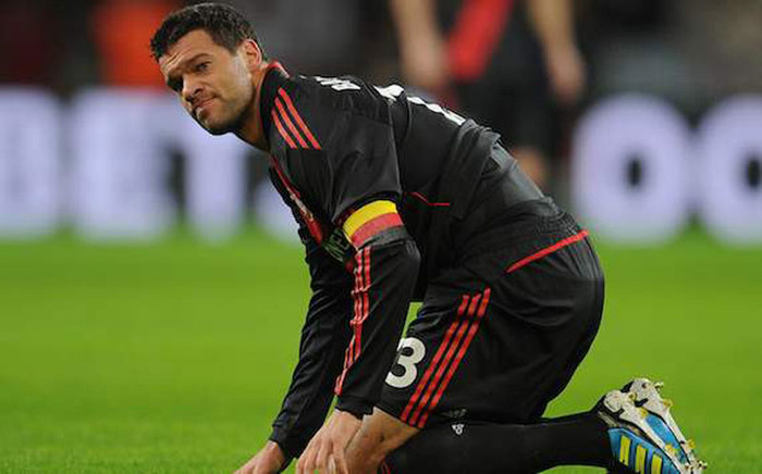 8. Tiền vệ lừng danh người Đức Michael Ballack sắp rời khỏi Bayer Leverkusen. Mới đây nhất, Giám đốc điều hành của CLB là ông Wolfgang Holzhauser đã mời Ballack tới cuộc đàm phán thanh lý hợp đồng với Leverkusen sau khi anh có mối bất hòa khó giải quyết với HLV trưởng Robin Dutt. Danh thủ 35 tuổi này đã bị đẩy lên băng ghế dự bị vài tuần gần đây và bị chỉ trích vì phong độ chỉ ở mức trung bình. Leverkusen cho rằng nếu Ballack muốn ra đi ngay từ lúc này, họ sẽ đồng ý để anh đi chứ không cần chờ tới 30/6/2012 để hợp đồng hết hạn.