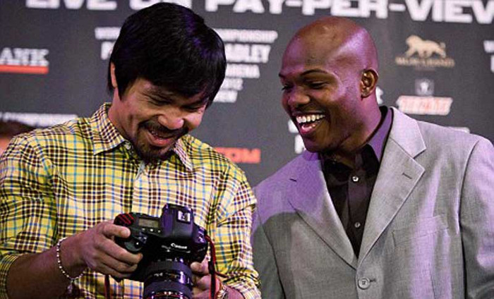 7. Tay đấm lừng danh người Phillippines Manny Pacquiao (trái) vừa từ chối một cuộc so găng đỉnh cao giữa anh và Floyd Mayweather. Hai tay đấm số 1 và số 2 thế giới này đã có một cuộc gặp nhằm bàn bạc về một trận đấu sắp tới giữa hai người. Pacquiao cho biết anh sẽ đồng ý nếu tiền thu về từ trận đấu được chia đôi 50-50, nhưng phía Mayweather lại đề nghị Pacquiao sẽ đút túi 25,5 triệu bảng còn số tiền thu được từ các gói truyền hình cáp (“Pay-Per-View” - PPV). Viên nghị sĩ quốc hội cho rằng đó là một thỏa thuận vô lý bởi nếu trận đấu diễn ra, đây sẽ là một trong những trận đấu thu hút sự chú ý của toàn thế giới cùng với đó là nguồn thu lớn từ truyền hình. Nếu chỉ đút túi 25,5 triệu bảng thì Pacquiao sẽ bị hố nếu như tiền thu từ PPV mang lại một con số khổng lồ. Đã 2 năm nay thế giới boxing chờ đợi hai tay đấm này đối đầu nhau nhưng tranh chấp về tài chính khiến nó chưa bao giờ xảy ra.