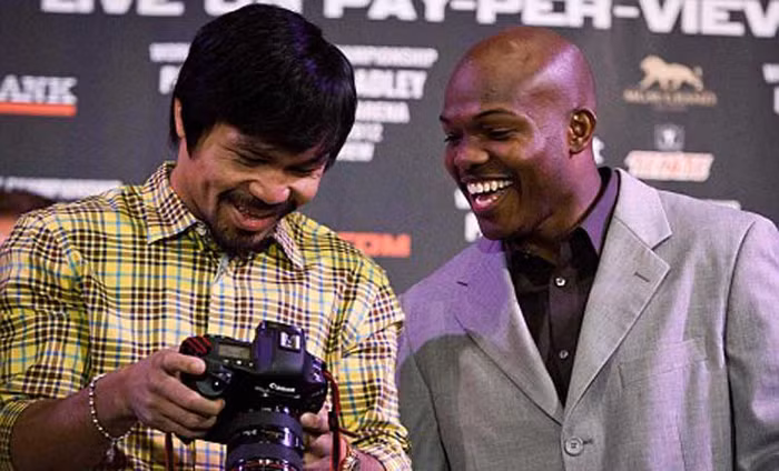 7. Tay đấm lừng danh người Phillippines Manny Pacquiao (trái) vừa từ chối một cuộc so găng đỉnh cao giữa anh và Floyd Mayweather. Hai tay đấm số 1 và số 2 thế giới này đã có một cuộc gặp nhằm bàn bạc về một trận đấu sắp tới giữa hai người. Pacquiao cho biết anh sẽ đồng ý nếu tiền thu về từ trận đấu được chia đôi 50-50, nhưng phía Mayweather lại đề nghị Pacquiao sẽ đút túi 25,5 triệu bảng còn số tiền thu được từ các gói truyền hình cáp (“Pay-Per-View” - PPV). Viên nghị sĩ quốc hội cho rằng đó là một thỏa thuận vô lý bởi nếu trận đấu diễn ra, đây sẽ là một trong những trận đấu thu hút sự chú ý của toàn thế giới cùng với đó là nguồn thu lớn từ truyền hình. Nếu chỉ đút túi 25,5 triệu bảng thì Pacquiao sẽ bị hố nếu như tiền thu từ PPV mang lại một con số khổng lồ. Đã 2 năm nay thế giới boxing chờ đợi hai tay đấm này đối đầu nhau nhưng tranh chấp về tài chính khiến nó chưa bao giờ xảy ra.