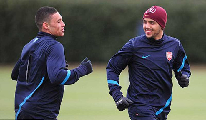 5. Theo nguồn tin từ tờ Daily Mail, Theo Walcott đang được Chelsea quan tâm cho một vị trí ở Stamford Bridge. The Blues sẽ không còn Didier Drogba trong vai trò tay săn bàn, còn Fernando Torres đã lâu “im súng”, do đó Daniel Sturridge sẽ được đẩy vào vị trí sở trường trung phong cắm. Với Juan Mata đã ở cánh trái, CLB thành London cần thêm 1 người nữa ở cánh phải để vận hành sơ đồ 4-3-3, và Theo Walcott sẽ phù hợp với vị trí này. Không rõ nguồn tin này xác thực đến đâu, nhưng trước đây Chelsea cũng đã từng có một Theo Walcott, nhưng có tên gọi khác là Shaun Wright-Phillips.