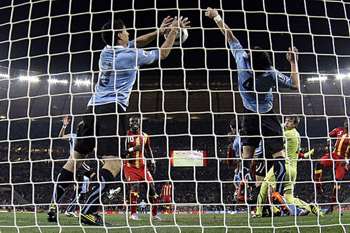 Pha cứu bóng nổi tiếng của Suarez ở World Cup 2010 Pha cứu bóng nổi tiếng của Suarez ở World Cup 2010