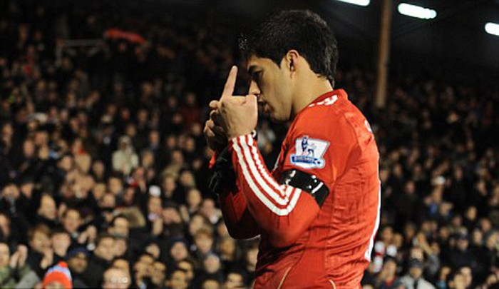 Suarez chĩa ngón tay giữa về phía khán giả Fulham Suarez chĩa ngón tay giữa về phía khán giả Fulham