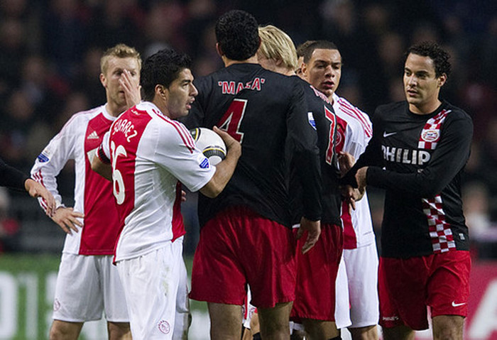 Ngày còn ở Ajax, Suarez đã nổi tiếng vì thái độ gian lận của mình Ngày còn ở Ajax, Suarez đã nổi tiếng vì thái độ gian lận của mình