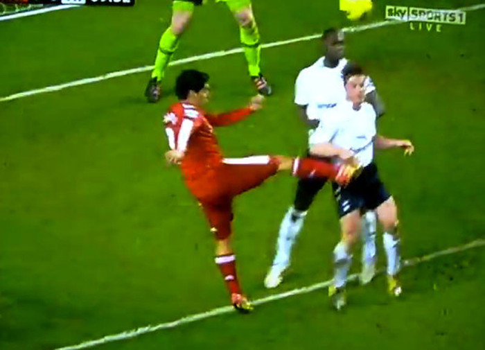 Suarez đá vào bụng của Parker Suarez đá vào bụng của Parker