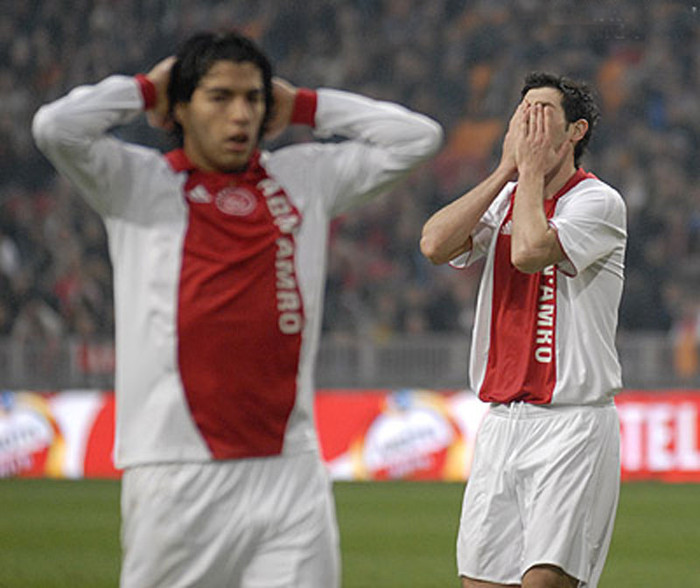 Suarez còn từng tranh cả quyền đá phạt với đồng đội Albert Luque Suarez còn từng tranh cả quyền đá phạt với đồng đội Albert Luque