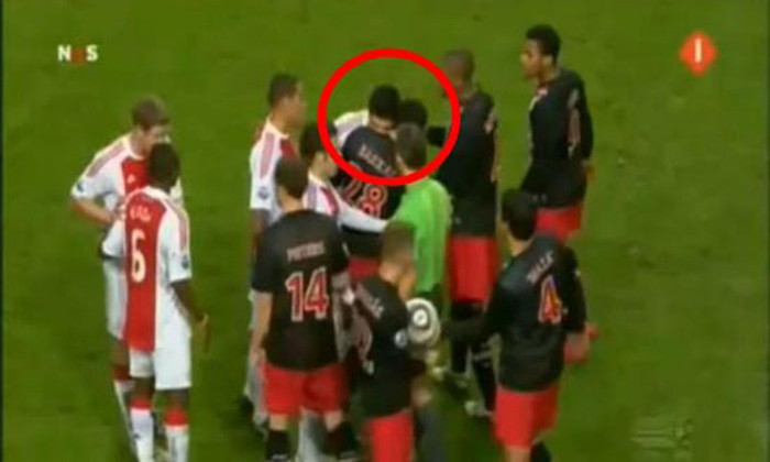 Suarez cắn cổ cầu thủ Bakkal của PSV và bị treo giò 7 trận. Trong thời gian này, Ajax bắt đầu tìm cách tống khứ Suarez, và đó là lý do vì sao anh tới Liverpool Suarez cắn cổ cầu thủ Bakkal của PSV và bị treo giò 7 trận. Trong thời gian này, Ajax bắt đầu tìm cách tống khứ Suarez, và đó là lý do vì sao anh tới Liverpool