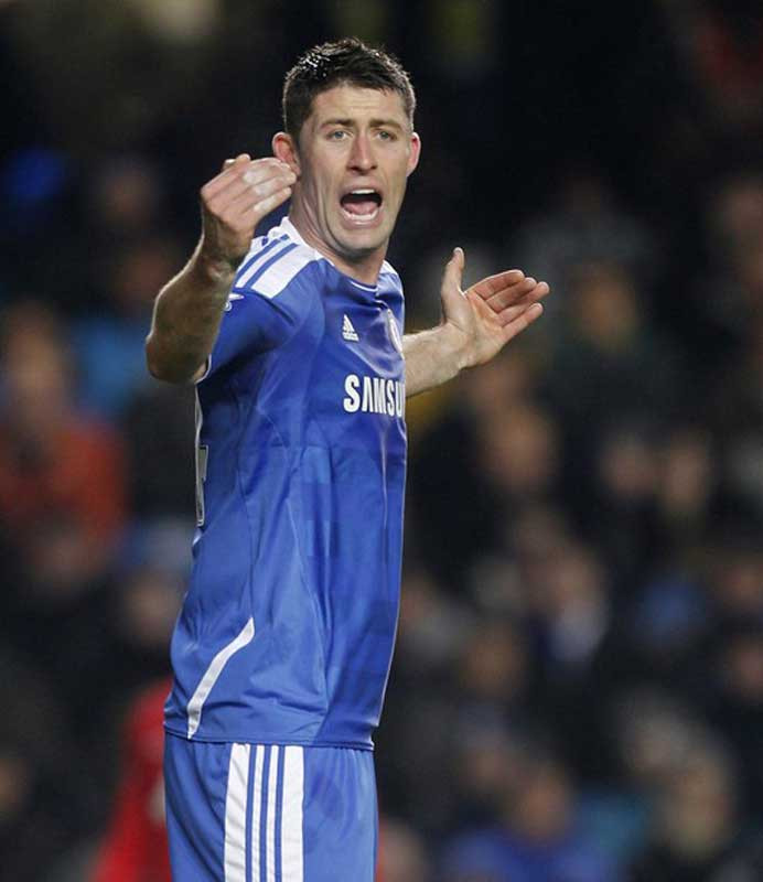 Đây sẽ là một đêm quan trọng đối với Gary Cahill. Gần như John Terry sẽ không ra sân đêm nay nên cựu hậu vệ Bolton sẽ đá cặp với David Luiz để bảo vệ khung thành của Petr Cech, người đã có 4 trận liên tiếp không giữ sạch lưới. Ashley Cole sẽ không xuất hiện.