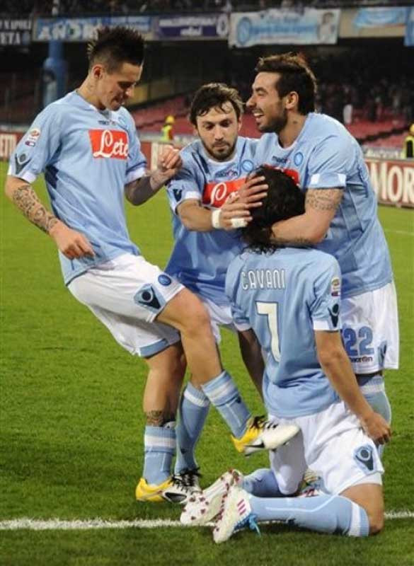 Napoli có lực lượng mạnh nhất để đối phó với Chelsea với bộ ba Marek Hamsik, Edinson Cavani và Ezequiel Lavezzi. Cavani lập cú đúp để tiễn Man City khỏi vòng bảng và chắc chắn tiền đạo này còn muốn cho một CLB của Anh khác về nước sớm.