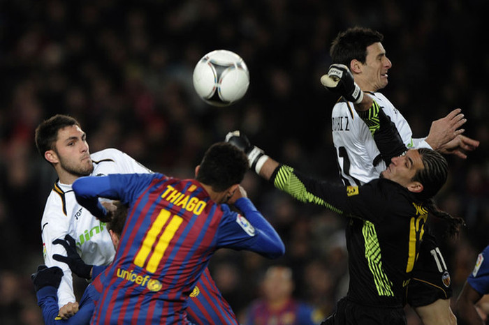 Jose Pinto ngăn chặn một pha không chiến khác của Valencia Jose Pinto ngăn chặn một pha không chiến khác của Valencia