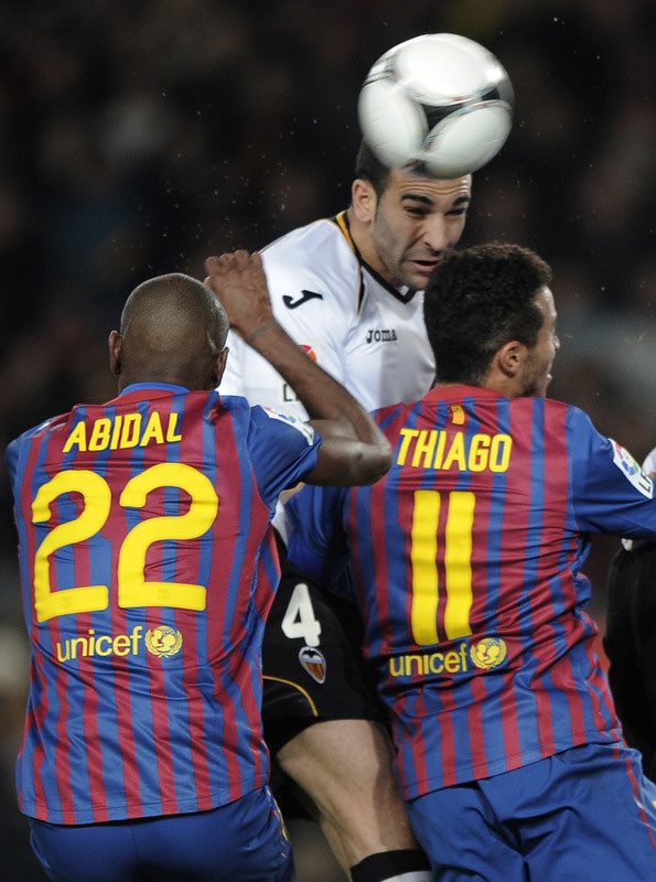 Adail Rami (áo trắng) có một trong những cơ hội ít ỏi của trận đấu bên phía Valencia. Adail Rami (áo trắng) có một trong những cơ hội ít ỏi của trận đấu bên phía Valencia.