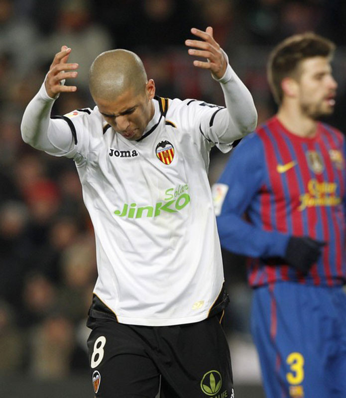 14 phút trước khi hết giờ, Valencia chỉ còn 10 người trên sân sau khi Sofiane Feghouli bị đuổi vì đánh nguội với Carles Puyol 14 phút trước khi hết giờ, Valencia chỉ còn 10 người trên sân sau khi Sofiane Feghouli bị đuổi vì đánh nguội với Carles Puyol
