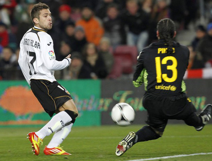 Pinto xuất sắc cản phá bóng trong một pha đối mặt với Jordi Alba Pinto xuất sắc cản phá bóng trong một pha đối mặt với Jordi Alba