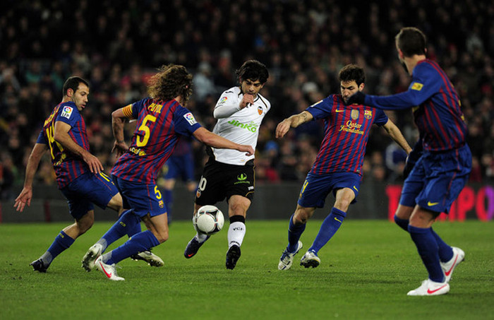 Một mình Ever Banega tả xung hữu đột trong vòng vây của các cầu thủ chủ nhà Một mình Ever Banega tả xung hữu đột trong vòng vây của các cầu thủ chủ nhà