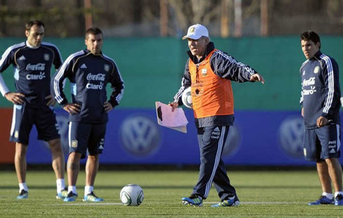 Nghịch lý 2: Hai đại gia hạng nặng Bồ Đào Nha và Italia mỗi đội tiến thêm 1 bậc lên thứ 6 và thứ 8, trong khi Đan Mạch cũng nhảy 1 bước để đẩy Argentina xuống vị trí thứ 11, để lại chỉ Uruguay (thứ 4) và Brazil (thứ 7) là hai đội Nam Mỹ trong top 10. Theo các quan chức FIFA, các trận đấu đã bị “mất giá” nên các đội bóng Nam Mỹ có quá ít cơ hội để tăng điểm nếu không có giải đấu lớn nào.