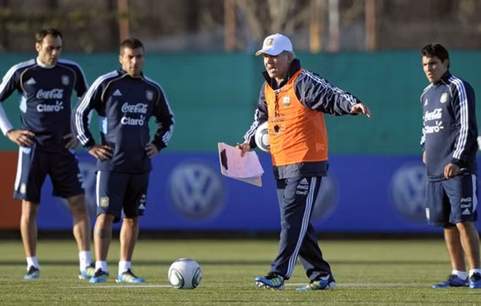 Nghịch lý 2: Hai đại gia hạng nặng Bồ Đào Nha và Italia mỗi đội tiến thêm 1 bậc lên thứ 6 và thứ 8, trong khi Đan Mạch cũng nhảy 1 bước để đẩy Argentina xuống vị trí thứ 11, để lại chỉ Uruguay (thứ 4) và Brazil (thứ 7) là hai đội Nam Mỹ trong top 10. Theo các quan chức FIFA, các trận đấu đã bị “mất giá” nên các đội bóng Nam Mỹ có quá ít cơ hội để tăng điểm nếu không có giải đấu lớn nào.