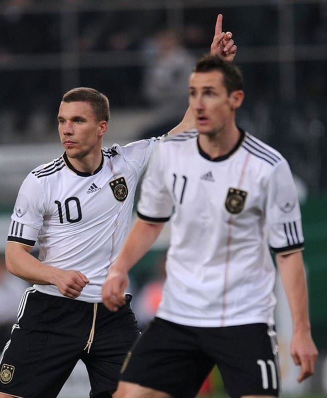 Nghịch lý 1: Trong khi nhà ĐKVĐ thế giới Tây Ban Nha tiếp tục ngự trị ngôi đầu, Đức đã vượt lên chiếm lấy vị trí thứ 2 của Hà Lan bất chấp một tháng không hề có động tĩnh gì.