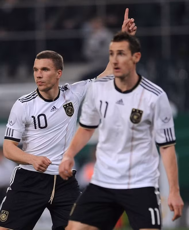 Nghịch lý 1: Trong khi nhà ĐKVĐ thế giới Tây Ban Nha tiếp tục ngự trị ngôi đầu, Đức đã vượt lên chiếm lấy vị trí thứ 2 của Hà Lan bất chấp một tháng không hề có động tĩnh gì.