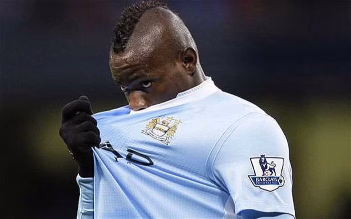 5. Mario Balotelli vừa bị gạch tên khỏi đội tuyển quốc gia Italia vì lý do kỷ luật. HLV trưởng Cesare Prandelli cho biết ông không muốn có trong tay những cầu thủ có cái đầu nóng và sẵn sàng phản ứng khi có ai động vào mình. “Cậu ta khiến tôi hơi cảm thấy bối rối. Tôi không muốn cầu thủ của mình đến thi đấu ở EURO 2012 rồi liên tục bị đuổi khỏi sân, khiến 10 đồng đội còn lại phải chật vật thi đấu. 5. Mario Balotelli vừa bị gạch tên khỏi đội tuyển quốc gia Italia vì lý do kỷ luật. HLV trưởng Cesare Prandelli cho biết ông không muốn có trong tay những cầu thủ có cái đầu nóng và sẵn sàng phản ứng khi có ai động vào mình. “Cậu ta khiến tôi hơi cảm thấy bối rối. Tôi không muốn cầu thủ của mình đến thi đấu ở EURO 2012 rồi liên tục bị đuổi khỏi sân, khiến 10 đồng đội còn lại phải chật vật thi đấu.