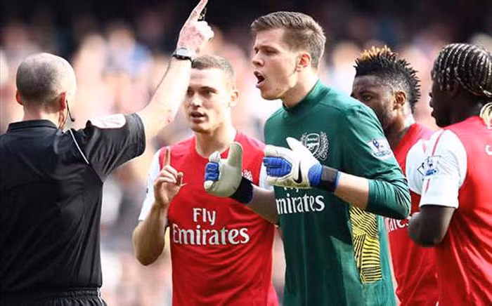 Ngoài ra, Arsenal cũng đang chờ đợi bản báo cáo từ phía trọng tài Mike Dean. Ông trọng tài này có vẻ như đã bị ném một đồng xu vào đầu khi thưởng cho Tottenham quả phạt đền trong hiệp 1 (được Emmanuel Adebayor thực hiện thành công). Ngoài ra, Arsenal cũng đang chờ đợi bản báo cáo từ phía trọng tài Mike Dean. Ông trọng tài này có vẻ như đã bị ném một đồng xu vào đầu khi thưởng cho Tottenham quả phạt đền trong hiệp 1 (được Emmanuel Adebayor thực hiện thành công).