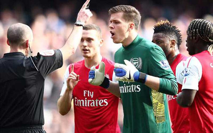 Ngoài ra, Arsenal cũng đang chờ đợi bản báo cáo từ phía trọng tài Mike Dean. Ông trọng tài này có vẻ như đã bị ném một đồng xu vào đầu khi thưởng cho Tottenham quả phạt đền trong hiệp 1 (được Emmanuel Adebayor thực hiện thành công). Ngoài ra, Arsenal cũng đang chờ đợi bản báo cáo từ phía trọng tài Mike Dean. Ông trọng tài này có vẻ như đã bị ném một đồng xu vào đầu khi thưởng cho Tottenham quả phạt đền trong hiệp 1 (được Emmanuel Adebayor thực hiện thành công).
