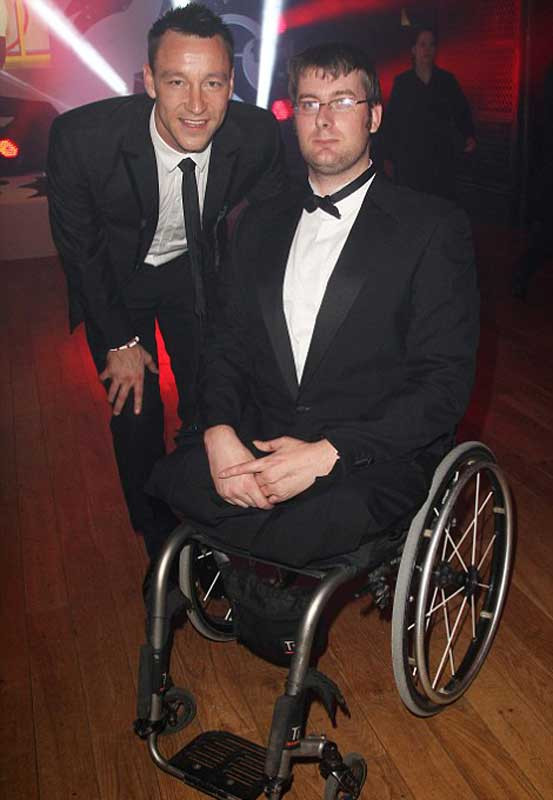 Tại buổi lễ từ thiện, các tuyển thủ Anh cùng với thành viên của ban nhạc JLS tham gia đấu giá từ thiện và đã đóng góp được 250.000 bảng cho Quỹ nghiên cứu ung thư Bobby Moore (theo tên đội trưởng tuyển Anh tại World Cup 1966) và Quỹ tình thương trẻ em. Tại buổi lễ từ thiện, các tuyển thủ Anh cùng với thành viên của ban nhạc JLS tham gia đấu giá từ thiện và đã đóng góp được 250.000 bảng cho Quỹ nghiên cứu ung thư Bobby Moore (theo tên đội trưởng tuyển Anh tại World Cup 1966) và Quỹ tình thương trẻ em.