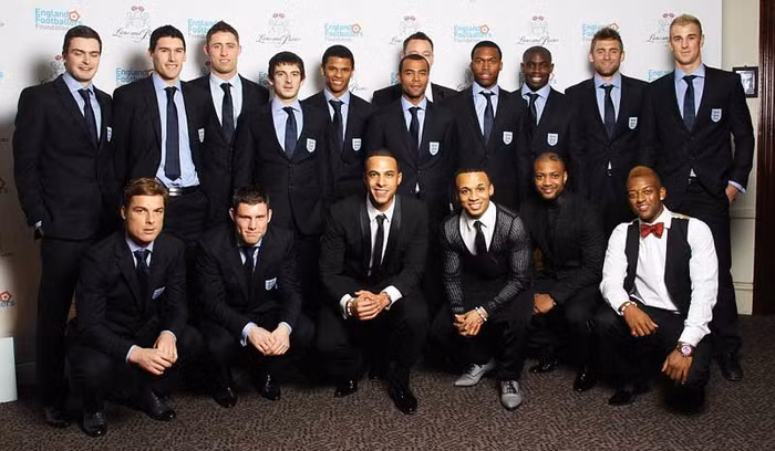 6. John Terry vừa cùng với các đồng đội ở đội tuyển Anh tham dự một chương trình từ thiện tại London. Đây là hoạt động đầu tiên của Terry có liên quan tới đội tuyển kể từ sau khi anh bị tước băng đội trưởng vì nghi án phân biệt chủng tộc với Anton Ferdinand. Không rõ lý do vì sao trong bức ảnh này anh lại bị mặt của Ashley Cole che khuất, hay đó là sản phẩm của Photoshop? 6. John Terry vừa cùng với các đồng đội ở đội tuyển Anh tham dự một chương trình từ thiện tại London. Đây là hoạt động đầu tiên của Terry có liên quan tới đội tuyển kể từ sau khi anh bị tước băng đội trưởng vì nghi án phân biệt chủng tộc với Anton Ferdinand. Không rõ lý do vì sao trong bức ảnh này anh lại bị mặt của Ashley Cole che khuất, hay đó là sản phẩm của Photoshop?