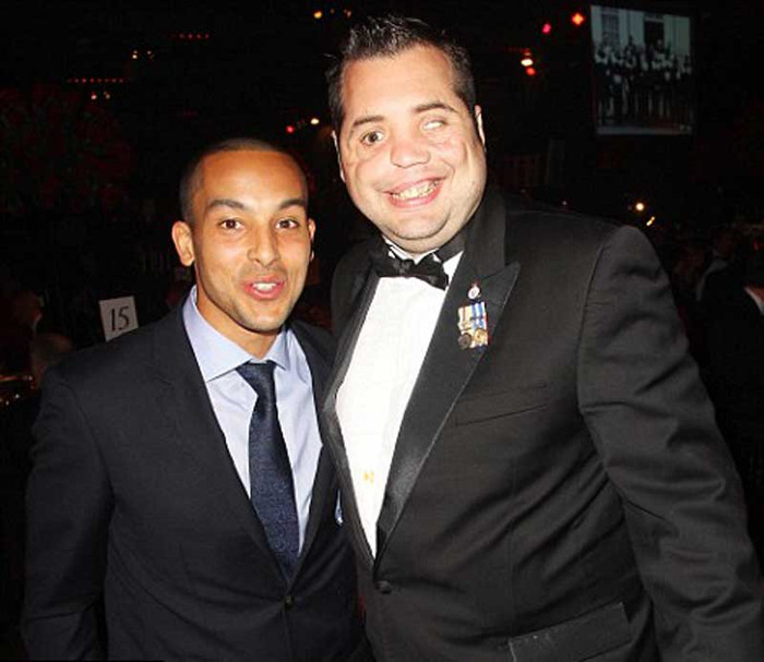 Đây chỉ là một trong số những sự kiện mà tuyển Anh tham gia nhằm ủng hộ các sáng kiến từ thiện của Hiệp hội cầu thủ bóng đá chuyên nghiệp. Tính từ đầu chiến dịch đến nay, họ đã gây quỹ được 2,2 triệu bảng cho các chương trình giúp đỡ trẻ em và cựu chiến binh. Trong ảnh Theo Walcott đang đứng bên cạnh anh hùng chiến tranh Simon Brown. Đây chỉ là một trong số những sự kiện mà tuyển Anh tham gia nhằm ủng hộ các sáng kiến từ thiện của Hiệp hội cầu thủ bóng đá chuyên nghiệp. Tính từ đầu chiến dịch đến nay, họ đã gây quỹ được 2,2 triệu bảng cho các chương trình giúp đỡ trẻ em và cựu chiến binh. Trong ảnh Theo Walcott đang đứng bên cạnh anh hùng chiến tranh Simon Brown.