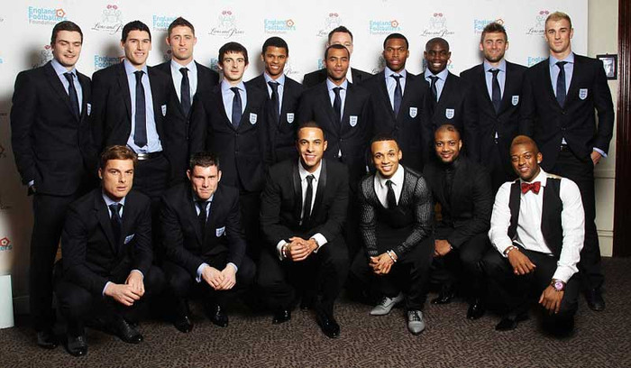 6. John Terry vừa cùng với các đồng đội ở đội tuyển Anh tham dự một chương trình từ thiện tại London. Đây là hoạt động đầu tiên của Terry có liên quan tới đội tuyển kể từ sau khi anh bị tước băng đội trưởng vì nghi án phân biệt chủng tộc với Anton Ferdinand. Không rõ lý do vì sao trong bức ảnh này anh lại bị mặt của Ashley Cole che khuất, hay đó là sản phẩm của Photoshop? 6. John Terry vừa cùng với các đồng đội ở đội tuyển Anh tham dự một chương trình từ thiện tại London. Đây là hoạt động đầu tiên của Terry có liên quan tới đội tuyển kể từ sau khi anh bị tước băng đội trưởng vì nghi án phân biệt chủng tộc với Anton Ferdinand. Không rõ lý do vì sao trong bức ảnh này anh lại bị mặt của Ashley Cole che khuất, hay đó là sản phẩm của Photoshop?