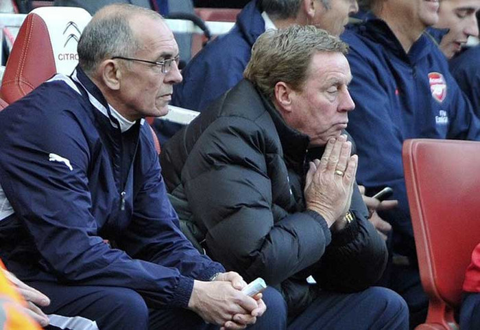 2. Cũng liên quan tới Arsenal, CLB vừa nhận được những lời cáo buộc từ phía Tottenham vì những hành vi xúc phạm HLV và cầu thủ Tottenham của CĐV Arsenal. Cá nhân Harry Redknapp đã nghe thấy những lời chế giễu ông trên khán đài về chiếc ghế HLV ở đội tuyển Anh và vụ trốn thuế diễn ra cách đây 1 tháng. Giữa Redknapp và một fan Arsenal đã có lời qua tiếng lại căng thẳng với nhau khiến CĐV này sau đó bị đuổi ra khỏi sân. 2. Cũng liên quan tới Arsenal, CLB vừa nhận được những lời cáo buộc từ phía Tottenham vì những hành vi xúc phạm HLV và cầu thủ Tottenham của CĐV Arsenal. Cá nhân Harry Redknapp đã nghe thấy những lời chế giễu ông trên khán đài về chiếc ghế HLV ở đội tuyển Anh và vụ trốn thuế diễn ra cách đây 1 tháng. Giữa Redknapp và một fan Arsenal đã có lời qua tiếng lại căng thẳng với nhau khiến CĐV này sau đó bị đuổi ra khỏi sân.