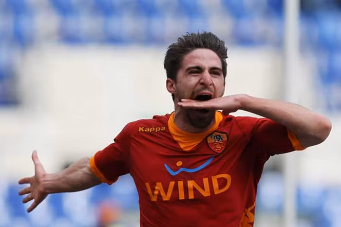 Balotelli hiện đã bị thay thế bằng chân sút 20 tuổi của AS Roma, Fabio Borini. Điều này thực ra sớm hay muộn cũng sẽ xảy ra, vì từ khi đến Man City năm 2010, cá nhân Super Mario đã 3 lần bị truất quyền thi đấu. Balotelli hiện đã bị thay thế bằng chân sút 20 tuổi của AS Roma, Fabio Borini. Điều này thực ra sớm hay muộn cũng sẽ xảy ra, vì từ khi đến Man City năm 2010, cá nhân Super Mario đã 3 lần bị truất quyền thi đấu.