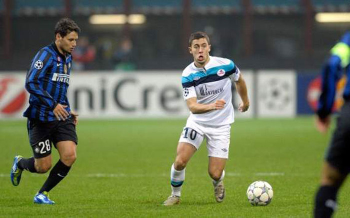 4. Cha của tiền đạo nhỏ con Eden Hazard khẳng định Tottenham đang có sự quan tâm tới anh. Chân sút người Bỉ 21 tuổi này gần đây cho biết anh mong muốn gia nhập Arsenal, nơi đang rất trọng dụng những cầu thủ đến từ khu vực vùng đồng bằng thấp (Hà Lan, Pháp, Bỉ). Tuy nhiên cha của anh, ông Thierry Hazard cho biết chỉ có Tottenham là thực sự hứng thú với việc đưa cầu thủ của Lille tới Premier League. “Có lẽ sẽ tốt hơn cho con tôi nếu được gia nhập một đội bóng đứng dưới những đội mạnh nhất”.