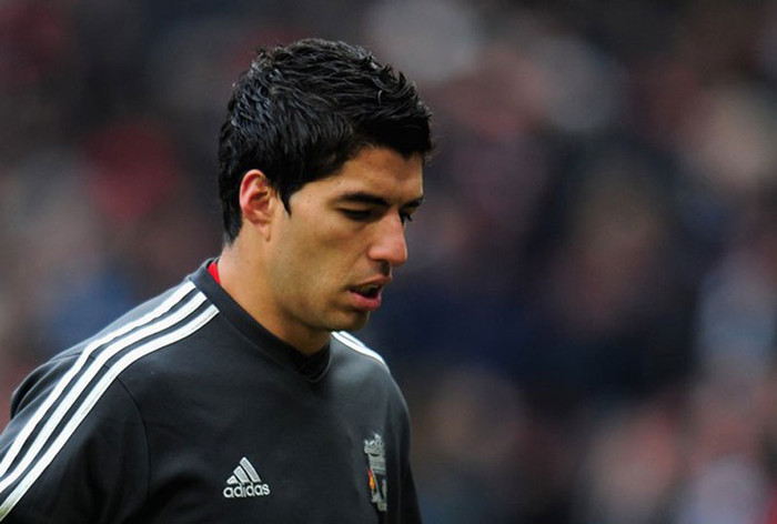 3. Luis Suarez vừa trở thành mục tiêu chuyển nhượng mới nhất của thiếu gia nước Pháp Paris Saint-Germain. Còn nguyên nhân vì sao ông lớn xứ Gô-loa này lại quan tâm đến ngôi sao của Liverpool thì không có gì khó hiểu: Suarez đang bị nhìn bằng con mắt khinh thị của không ít người có quyền lực ở Anfield lẫn các nhà tài trợ của The Kop. Vụ từ chối bắt tay làm hòa với Evra của Suarez đã bị đánh giá là làm xấu hình ảnh của Liverpool với các fan hâm mộ.
