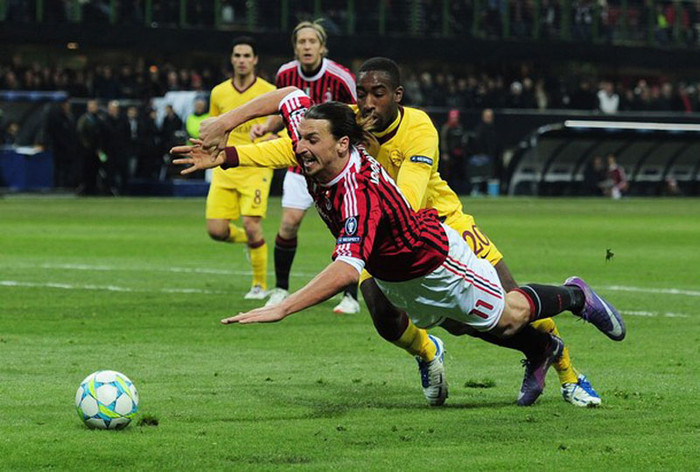 Mọi hy vọng của Arsenal tắt lụi ở phút 78. Johan Djourou đẩy ngã Ibrahimovic trong vòng cấm và Milan được hưởng quả phạt đền.