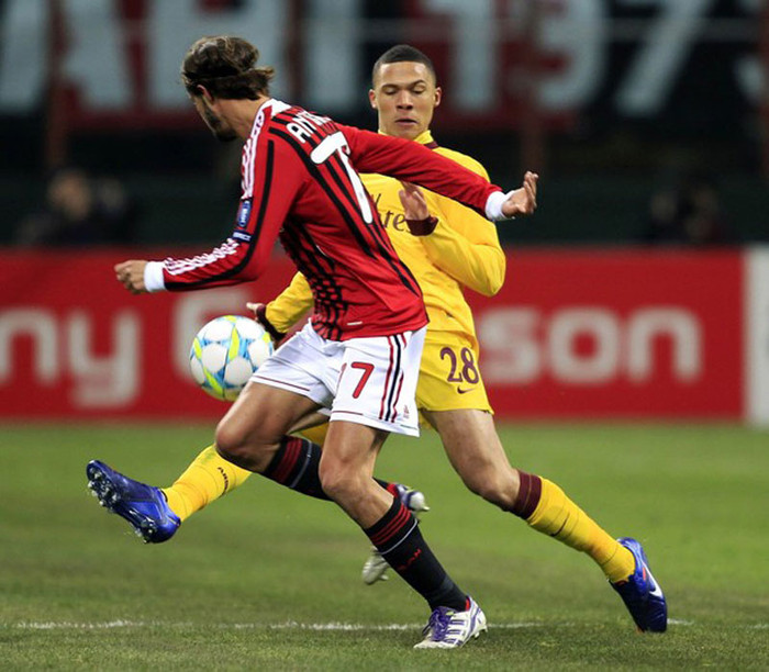 Luca Antonini bất ngờ có một pha tham gia tấn công nhanh nhưng lại dứt điểm sai hướng. Arsenal bây giờ chỉ còn trông đợi ở luật bàn thắng sân khách.