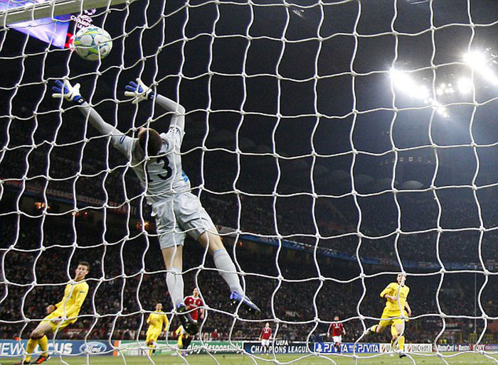 Boateng đón một đường chuyền hình vòng cung và khống chế bằng ngực trước khi lốp bóng qua đầu Szczesny.