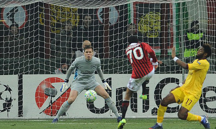 Nhưng khi anh chưa kịp có cơ hội để lại dấu ấn, Milan đã nới rộng khoảng cách. Vermaelen trượt chân ngã tạo điều kiện cho Robinho có đủ khoảng trống lẫn thời gian để đánh bại Szczesny. Đó mới chỉ là phút 49.