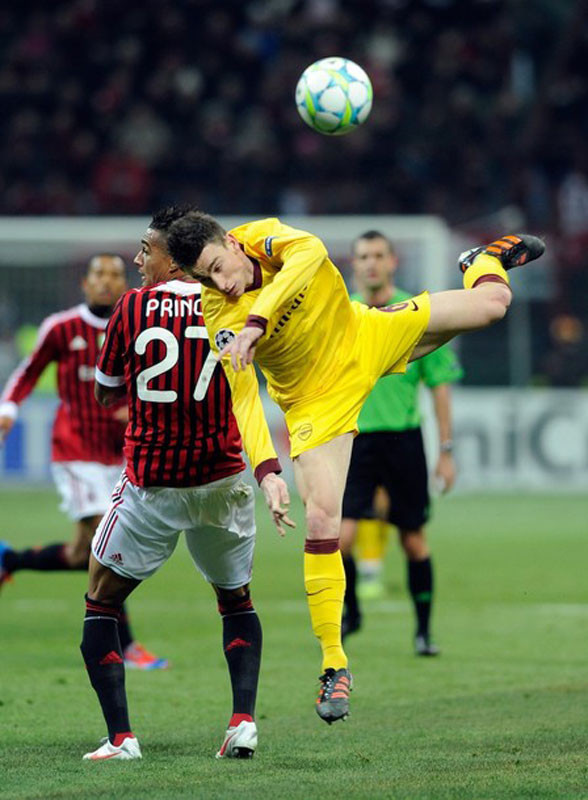 Một cú đánh đầu của Koscielny đi thẳng vào vị trí của Christian Abbiati