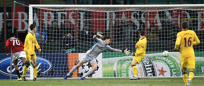 Phút 38, Ibrahimovic thoát xuống ở cánh trái và tạt vào để Robinho gật đầu trong tư thế không người kèm nâng tỷ số lên 2-0