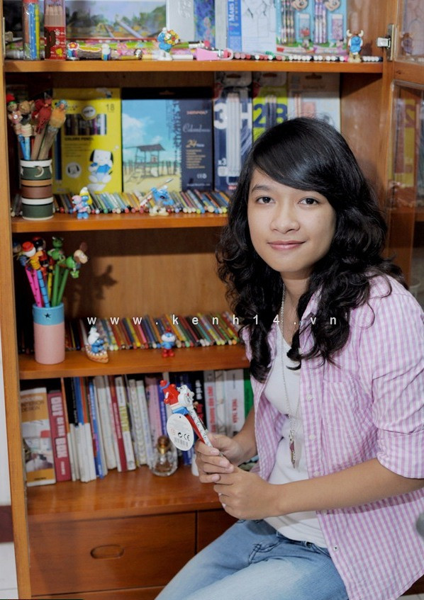Trang cho biết, từ bé cô đã rất thích vẽ. Bộ sưu tập bút chì này chủ yếu phục vụ sở thích cá nhân của cô là muốn trở thành nhà thiết kế Trang cho biết, từ bé cô đã rất thích vẽ. Bộ sưu tập bút chì này chủ yếu phục vụ sở thích cá nhân của cô là muốn trở thành nhà thiết kế
