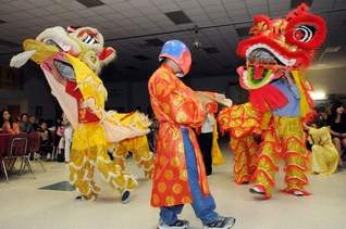 Múa lân trong lễ tết của người Việt tại Florida (ảnh Dan tri) Múa lân trong lễ tết của người Việt tại Florida (ảnh Dan tri)