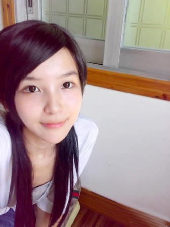 Thiếu nữ này tên là Phan Khả, hiện đang là sinh viên của Học viện Ngoại ngữ Hạ Môn. Sự so bì nhan sắc giữa hai người đẹp cũng tạo nên một “dư chấn” nho nhỏ trong cộng đồng mạng.