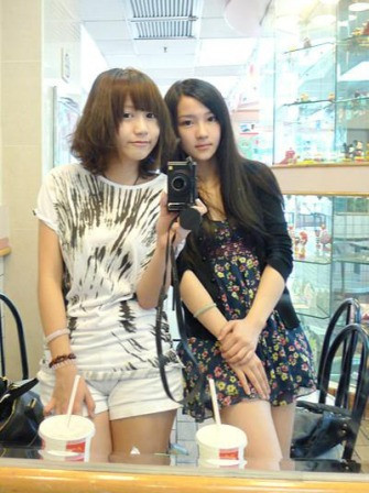 Họ tranh luận rằng “mỹ nhân trà sữa” là vẻ đẹp vô tình được khám phá, trong khi Phan Khả vốn dĩ đã là hot girl của trường Học viện Hạ Môn.