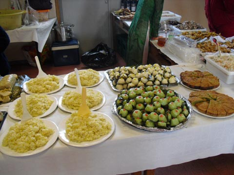 Bàn tiệc của người Việt tại Pháp (ảnh VNE) Bàn tiệc của người Việt tại Pháp (ảnh VNE)